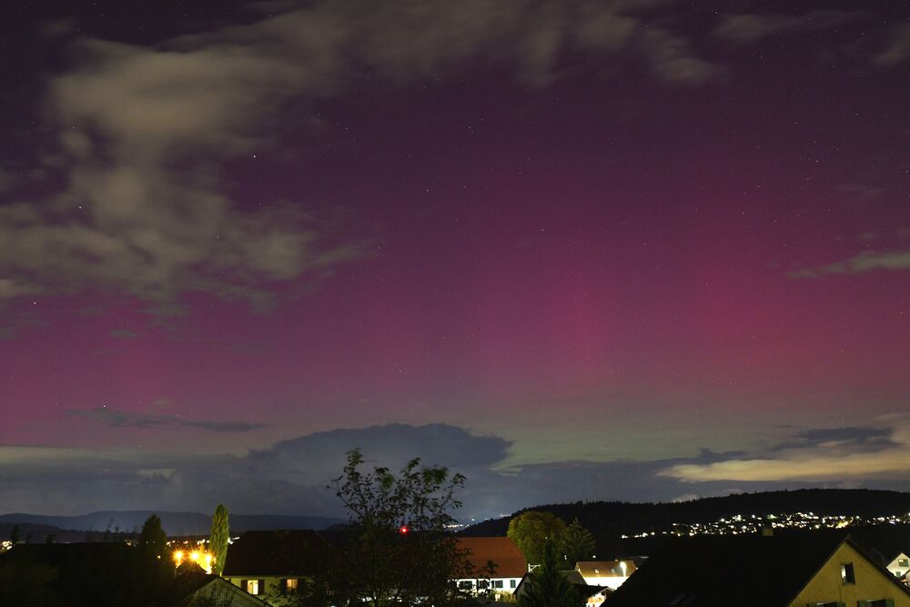 Vom 10. auf den 11. Oktober konnten in der Schweiz erneut prächtige Polarlichter beobachtet werden (Standort Hallwil AG). (Fotos: Andreas Walker)